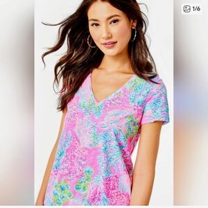 Lilly Pulitzer ETTA V-Neck TEE  SIZE LARGE